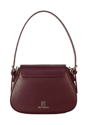 Borsa a tracolla in pelle bordeaux scuro con chiusura a patta, ferrature color oro e tracolla singola.