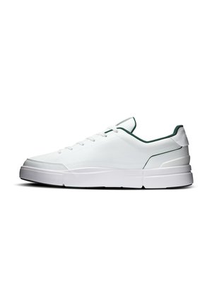 Sneaker bianca low-top con rifiniture verdi, chiusura con lacci e suola spessa bianca, mostrata dal lato esterno su sfondo bianco.
