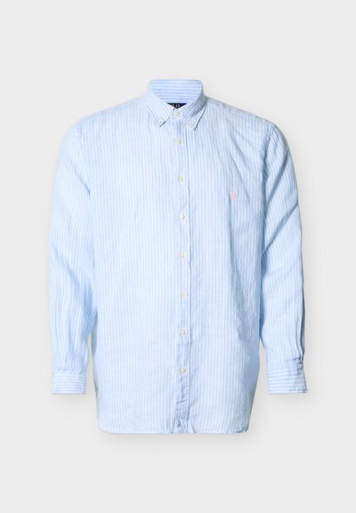 Ανοιχτό μπλε πουκάμισο με μακριά μανίκια και κουμπιά, με λευκές κάθετες ρίγες και ένα μικρό κεντημένο λογότυπο στο αριστερό στήθος.