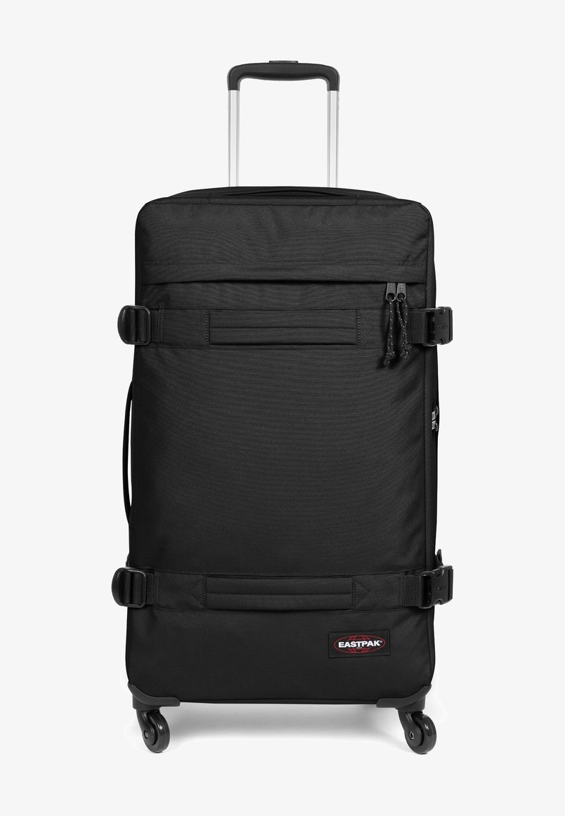 Černý kufr na kolečkách vyrobený z odolné tkaniny s texturovaným povrchem, obsahující teleskopickou rukojeť, bezpečné spony a nášivku s logem.