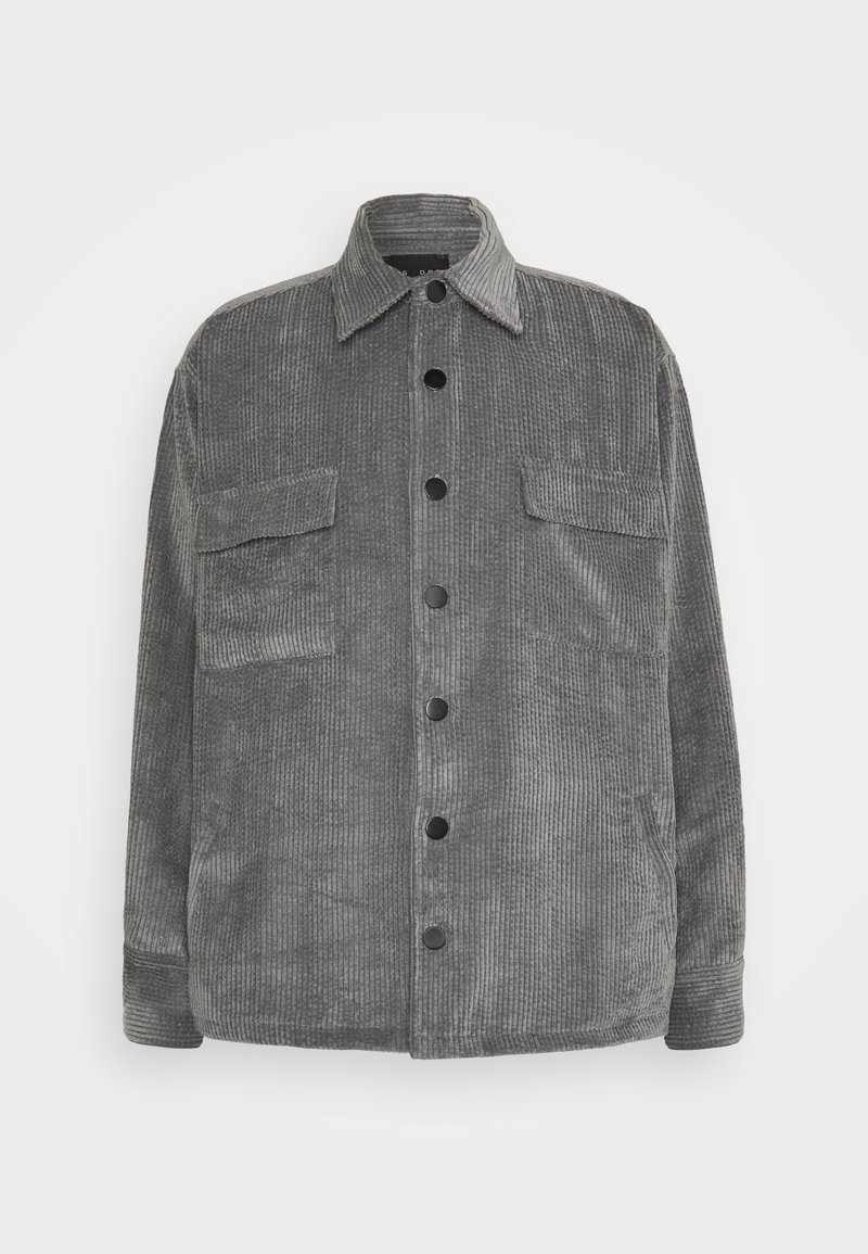 Veste boutonnée en velours côtelé gris avec deux poches à rabat sur la poitrine et un col pointu, présentée sur un fond blanc.