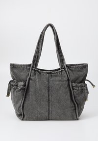 Graue Stofftasche mit doppelten Schulterträgern, zwei Seitenfächern mit Kordelzugverschlüssen und einem strukturierten Design.