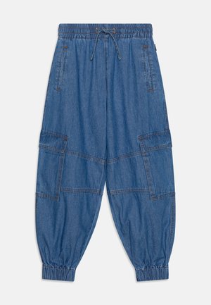 Pantalones cargo de denim con cinturilla elástica, cordón ajustable, bolsillos laterales y puños fruncidos. Presenta tela azul con detalles de costura.