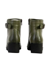 Bottines en cuir vert avec un large talon noir. Les caractéristiques comprennent une fermeture éclair latérale et une boucle réglable sur la sangle de la cheville.