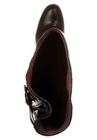 Bottine en cuir noir avec une boucle latérale, vue de dessus mettant en évidence l'intérieur ouvert et l'embout arrondi.