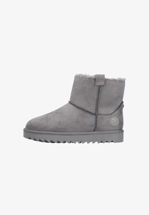 Grauer Wildleder-Stiefelette mit Lammfellfutter, sichtbaren Nähten, Schlaufe am oberen Rand und robuster Gummisohle, Außenseite gezeigt.