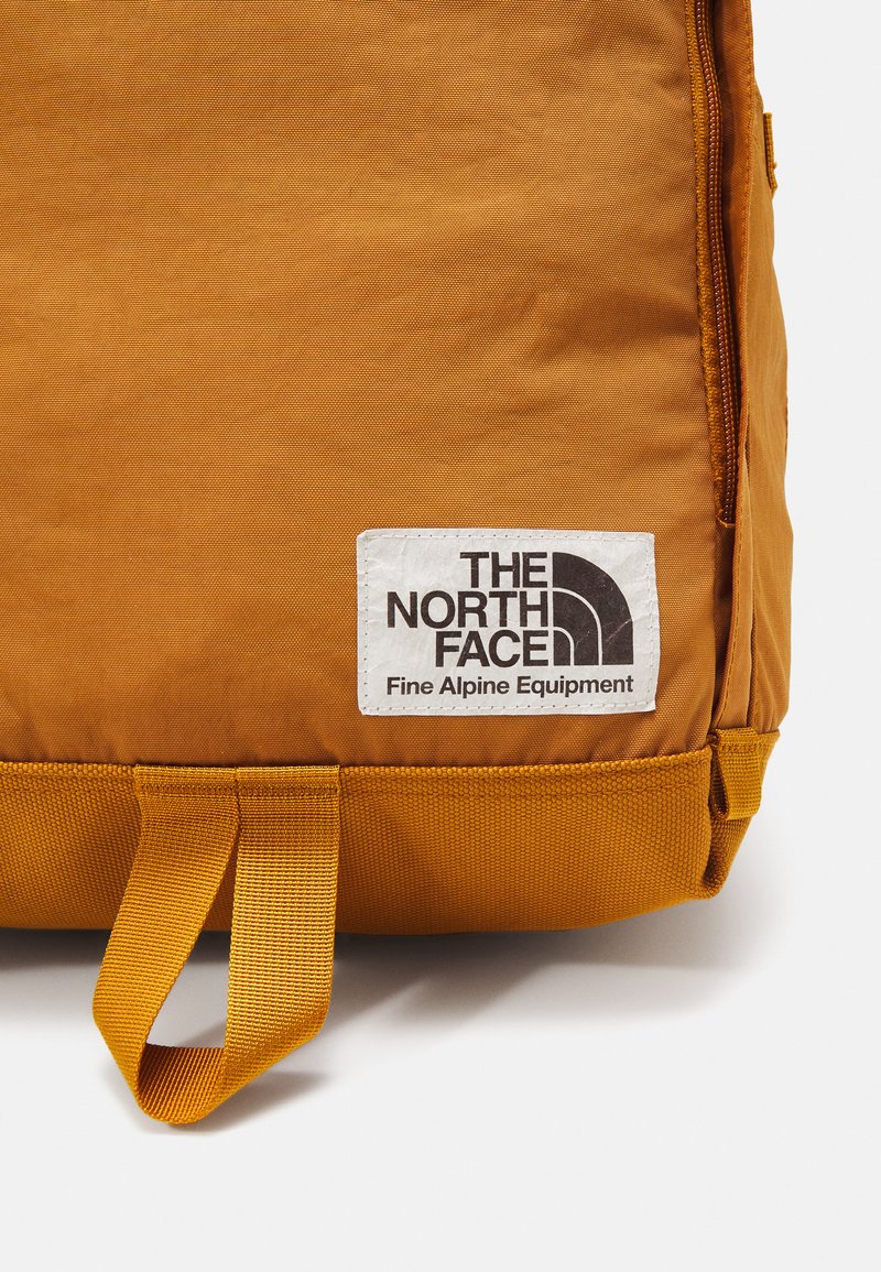 north face berkeley backpack yellow The Outdoor Kids Bag 19L Children Element while the boot is made of 1200D recycled polyester with a non The North Face Kids Borealis