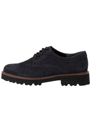 Herren dunkelblaue Wildleder-Brogueschuhe mit perforierten Details und einer dicken schwarzen Gummisohle, die ein strukturiertes Profilmuster aufweist.