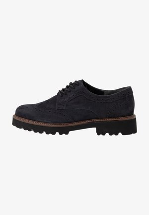 Chaussures brogue pour hommes en daim bleu foncé avec des détails perforés et une épaisse semelle en caoutchouc noir dotée d'un motif de texture.