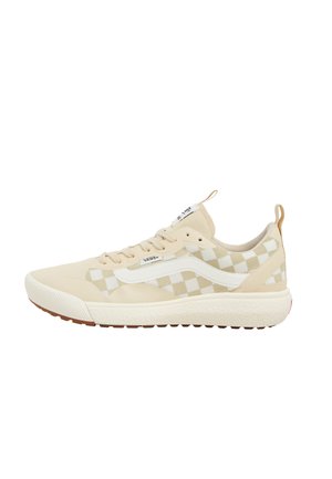 Zapatillas vans beige con un patrón de tablero de ajedrez, acentos blancos, suela texturizada y una pestaña en el talón para facilitar su uso.
