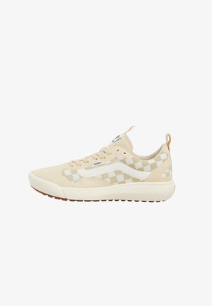 Zapatillas vans beige con un patrón de tablero de ajedrez, acentos blancos, suela texturizada y una pestaña en el talón para facilitar su uso.