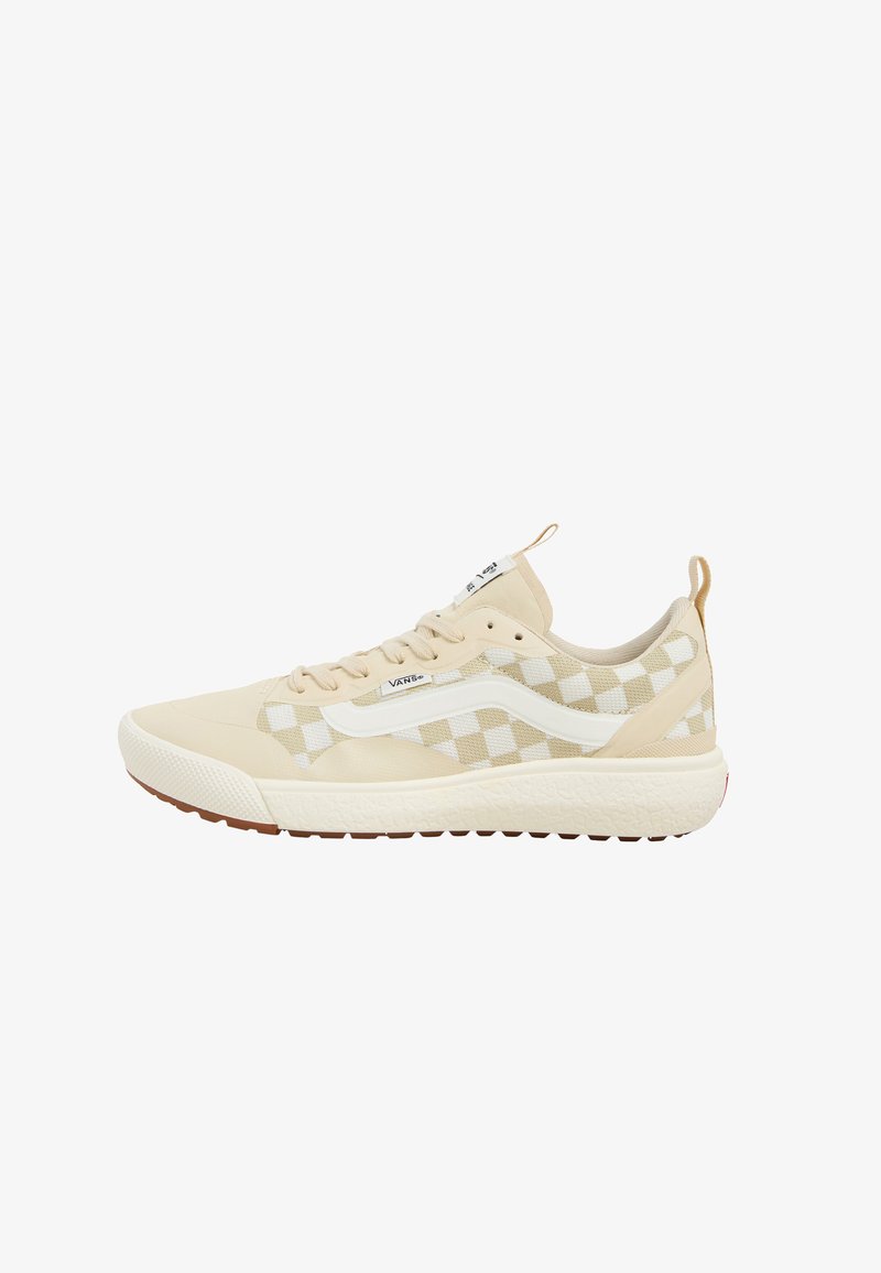 Zapatillas vans beige con un patrón de tablero de ajedrez, acentos blancos, suela texturizada y una pestaña en el talón para facilitar su uso.