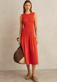 Reiss REGULAR FIT - ANNABEL SHIRRED MIDI  - Hverdagskjole - red