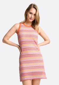 Breiselkleding zonder mouwen met een veelkleurig patroon van roze, rood en oranje, met een ronde halslijn en een aansluitende pasvorm.