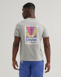 T-shirt grigia in cotone con una stampa grafica colorata sul retro, accompagnata dal testo "Lee Crayola originals" e elementi di design che si irradiano.