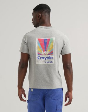Grå bomull t-skjorte med et fargerikt grafisk trykk på baksiden med teksten "Lee Crayola originals" og strålende designelementer.