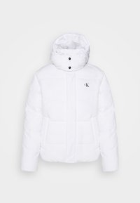 Giubbotto imbottito bianco con collo alto e cappuccio, dotato di chiusura con zip e due tasche anteriori. Logo distintivo sul petto. Tessuto liscio.