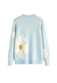 Pull en tricot bleu clair avec de grands motifs de marguerites blanches et des centres jaunes au dos et sur les manches, col et poignets côtelés.