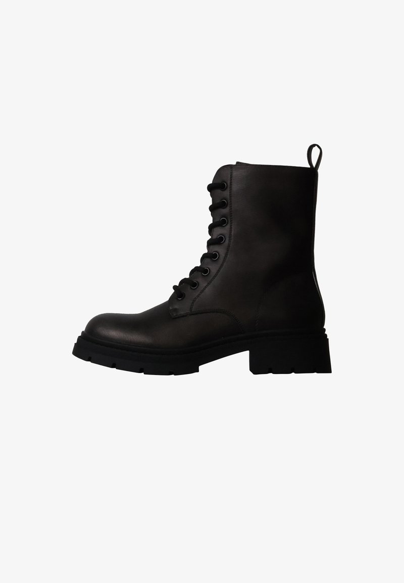 Botte de combat en cuir noir avec semelle épaisse, fermeture à lacets à l’avant et tige montant à la cheville avec languette à l’arrière.