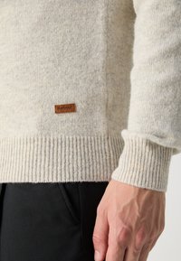 Barbour ESSENTIAL PATCH JUMPER - Trui - pearl