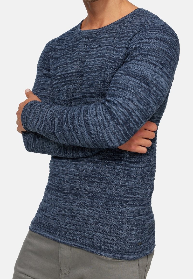 Jersey de manga larga azul marino con rayas horizontales texturizadas, cuello redondo y silueta ajustada. Tela suave, estilo casual.