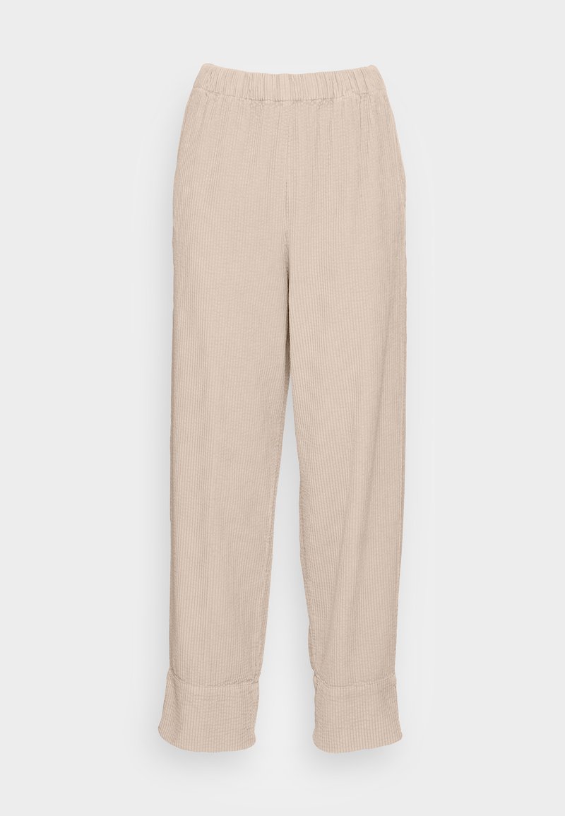 Beige geribbelde broek met een elastische tailleband, rechte benen en omgeslagen zoom. Zachte textuur met een subtiel, consistent patroon door het geheel.