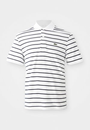 Hvit kortermet polo skjorte med marineblå horisontale striper og en liten grønn krokodillelogo på venstre bryst.