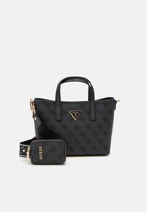 Sac à main Guess noir avec petite pochette zippée assortie, présentant un motif répétitif de logo et une quincaillerie dorée sur un fond uni.