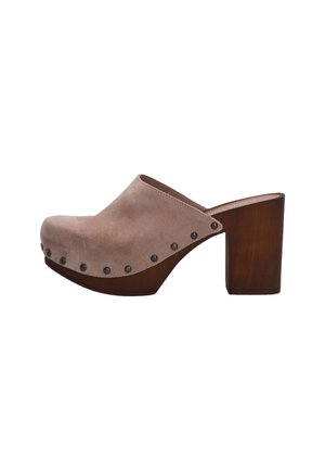 Sabot en daim avec un bout arrondi, talon en bois brun, et des clous en métal décoratifs le long du bord. Couleur taupe douce, finition texturée.