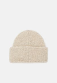 Căciulă de tricot bej deschis, dintr-un material moale și texturat, cu un design cu manșetă pliată. Crown rotund simplu, cu detalii de cusătură.