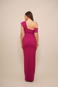 Fuksia kveldskjole med én skulderdesign, tettsittende liv og lang, flytende skjørt. Bakfra viser den elegante linjer og glidelås-lukking.