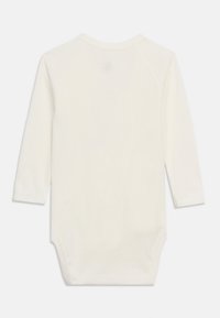 Μακρυμάνικο βρεφικό φορμάκι κρεμ χρώματος με λαιμόκοψη στρογγυλή, μανίκια ράγκλαν και κλείσιμο με πάτους κουμπώματα στο κάτω μέρος, εμφανιζόμενο επίπεδο από την πίσω πλευρά.