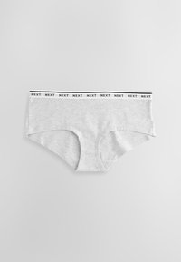 Sous-vêtement hipster femme gris clair avec ceinture élastique noire et blanche répétant le mot « NEXT » sur fond uni.