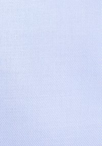 Tissu bleu clair avec un motif fin en chevrons, mettant en valeur la texture et de subtiles lignes diagonales.