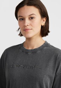 Donkergrijze, oversized sweatshirt met reliëf O'Neill-logo, geribbelde halslijn en zachte, gestructureerde stof.