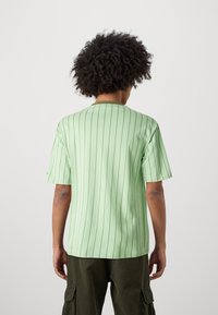 New Era PINSTRIPE TEE - Marškinėliai su spaudiniu - light green