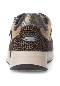 Sneaker con una toma superiore testurizzata marrone e beige, caratterizzato da un design a stampa leopardata, accenti metallici e una suola cremosa chunky.
