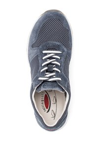 Donkerblauwe sneaker met een mix van mesh en suede materialen, ronde neus, witte veters en een gevoerde binnenzool met merkdetails.