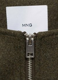 Olive zelená fleecová bunda so strieborným zipsom a bielou etikettou so značkou "MNG." Zips v strede prednej časti.