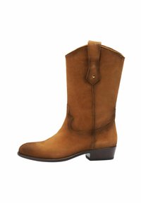 Bota de cowboy de ante marrón con un tacón bajo y costuras decorativas a lo largo de los lados. Cuenta con una asa en la parte posterior para facilitar el uso.