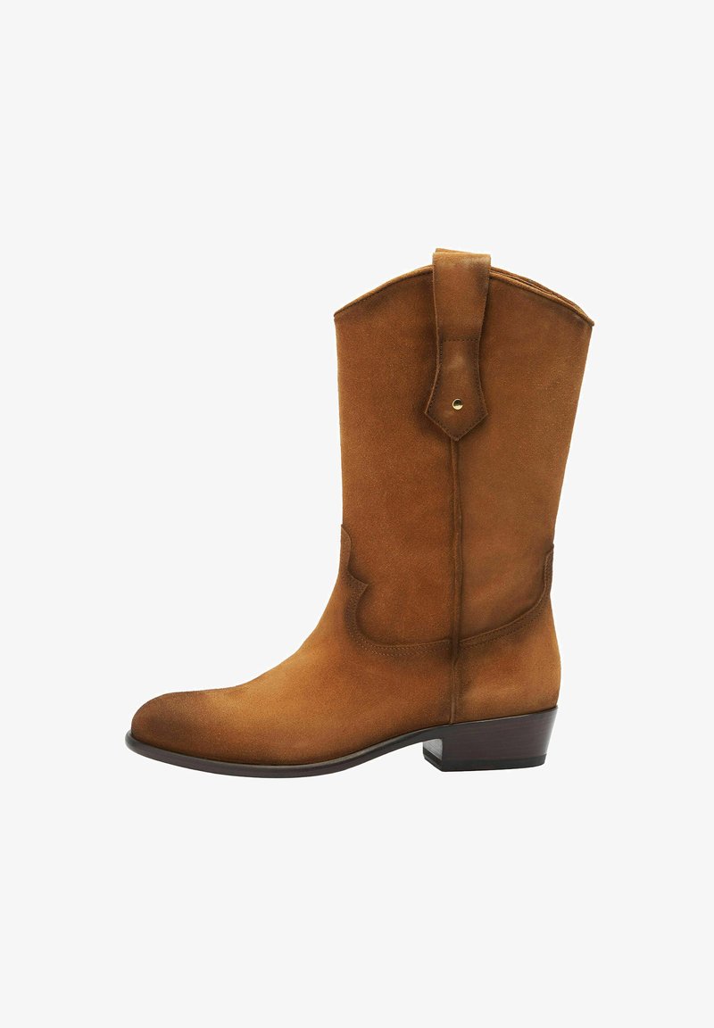 Bota de cowboy de ante marrón con un tacón bajo y costuras decorativas a lo largo de los lados. Cuenta con una asa en la parte posterior para facilitar el uso.