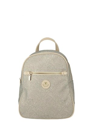 Zaino piccolo beige e grigio con texture, con tasca frontale con zip e manico superiore, con toppa rotonda con logo al centro.