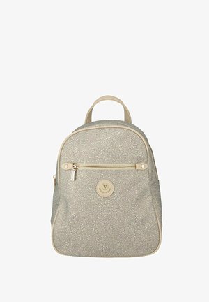 Zaino piccolo beige e grigio con texture, con tasca frontale con zip e manico superiore, con toppa rotonda con logo al centro.
