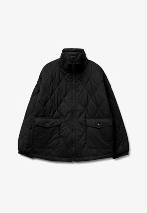 Chaqueta negra acolchada con cuello alto, cremallera frontal y dos bolsillos con botón. Presenta un patrón de diamante texturizado y puños elásticos.