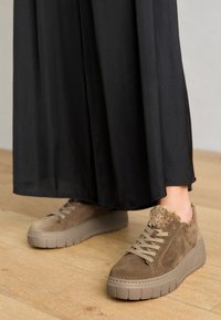 Unausgewählt, farro