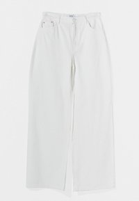 Vaqueros anchos blancos de algodón, con cierre frontal de botón, cinco bolsillos y detalles de costura sutiles. Textura suave y crujiente.