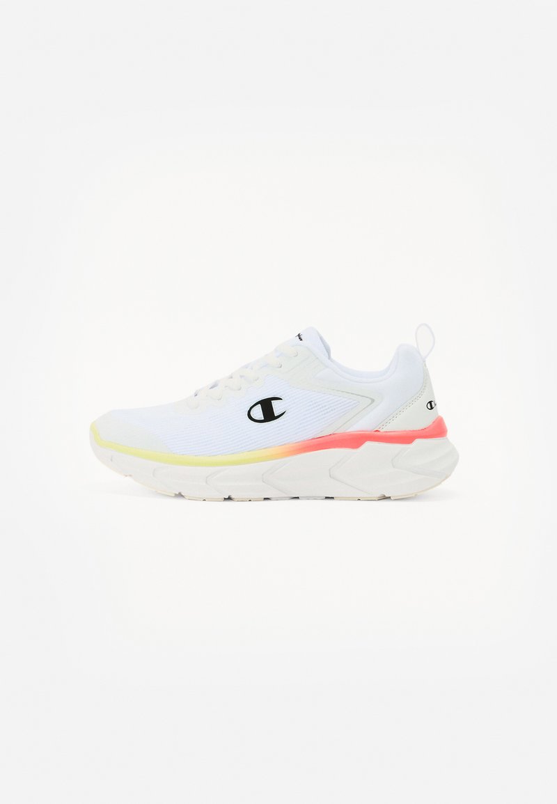 Zapatilla deportiva blanca con tejido texturizado, un logotipo negro y acentos llamativos en rosa y amarillo en la suela. Diseño de suela redondeada y multicapas.