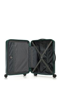 Harde groene koffer met een ritssluitingscompartiment en kruislussen aan de binnenkant. Voorzien van een zwarte gaasvoering en vier wielen voor mobiliteit.