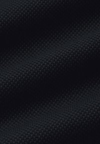 Czarna teksturowana tkanina o gęstym, tkanym wzorze; gładka powierzchnia subtelnie odbijająca światło, ukazująca jej bogaty kolor i jakość materiału.