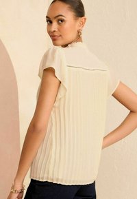 Love & Roses SCALLOP DETAIL FLUTTER SLEEVE PLEATED REGULAR FIT - Blúz - ivory white